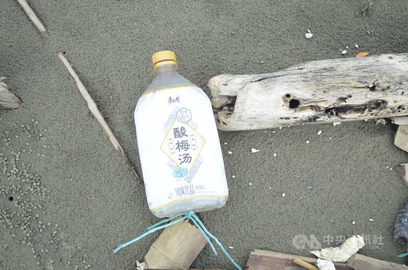 嘉義縣海岸線常見各式各樣海洋廢棄物，有民眾反映，常見印有簡體字的寶特瓶躺在岸邊「肉粽角」或沙灘上，縣府派人撿完了又來。環保局2日指出，據近4年統計，半數以上寶特瓶來自外國，突顯海廢問題國際性。中央社記者蔡智明攝  111年11月2日