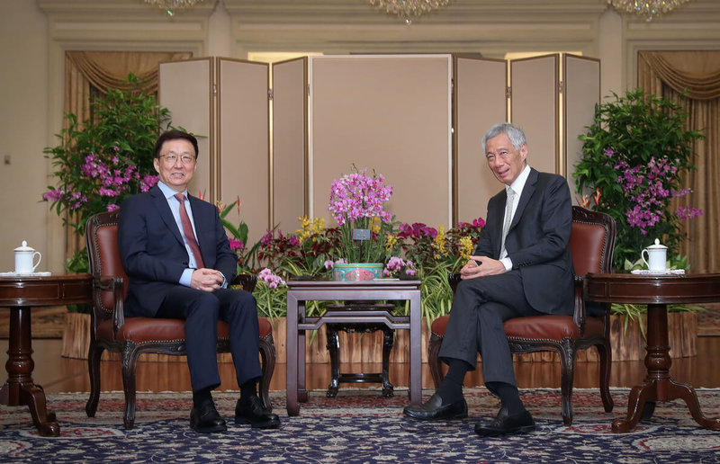 中國國務院副總理韓正訪問新加坡，2日拜會星國總理李顯龍（右）。（新加坡通訊及新聞部提供） 中央社記者侯姿瑩新加坡傳真  111年11月2日