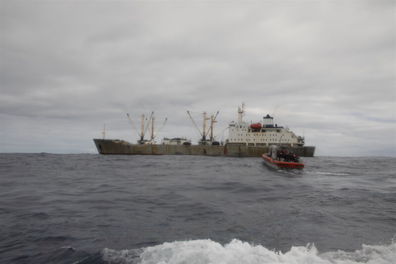 一艘美國海岸防衛隊快艇8月駛向中國魷魚捕撈船，檢查船隻是否非法捕撈。（美國海岸防衛隊 via 美聯社）