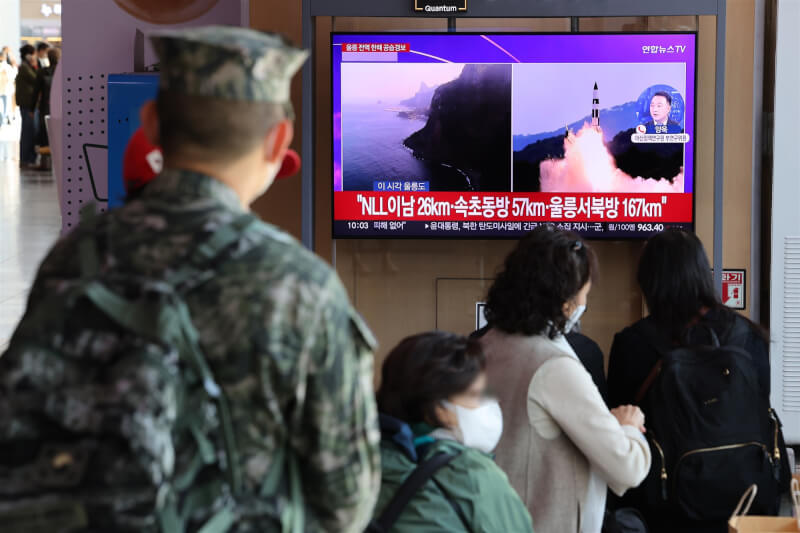 南韓軍方表示，北韓2日至少發射10多枚各式飛彈。圖為南韓民眾2日觀看北韓射飛彈新聞報導。（韓聯社）