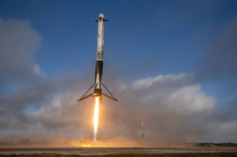 美國太空探索科技公司1日在佛羅里達州發射獵鷹重型運載火箭。（圖取自twitter.com/spacex）