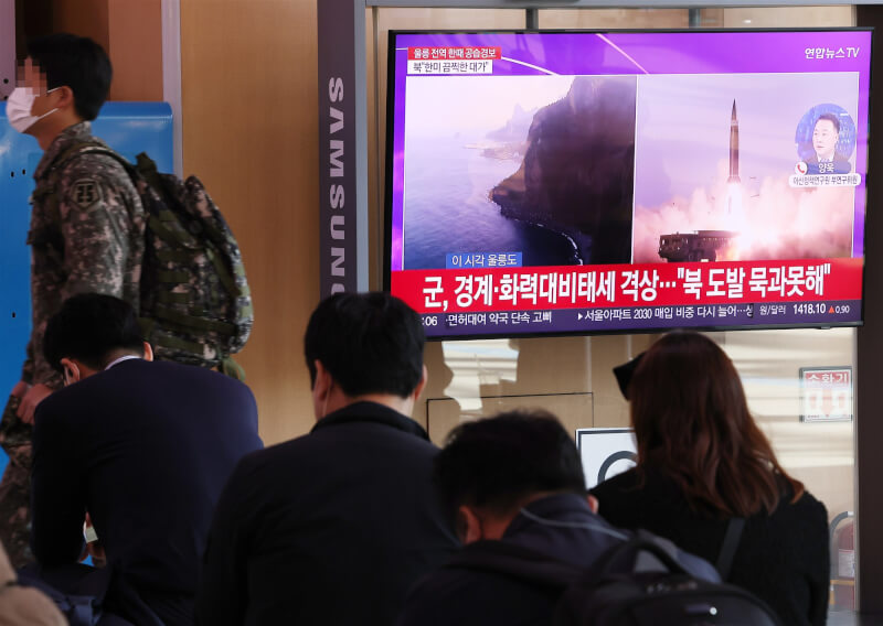 南韓合同參謀本部表示，北韓2日在10餘小時內4度發射共25枚飛彈。圖為韓國民眾觀看北韓發射飛彈的新聞。（韓聯社）