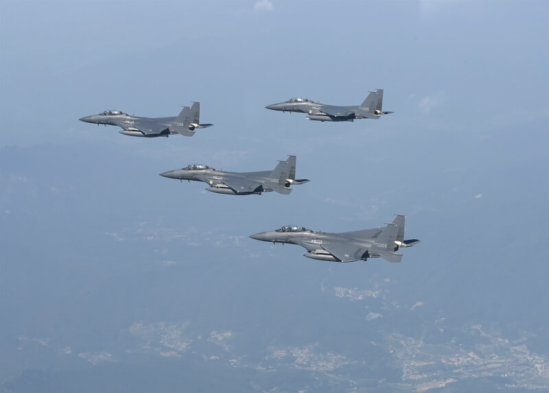 為回應北韓10月2日射彈挑釁，南韓空軍出動戰鬥機，向北方界線以北發射3枚空對地飛彈。圖為南韓空軍F-15K中隊6月在慶南陝川郡上空巡邏。（圖取自facebook.com/MNDKOR）