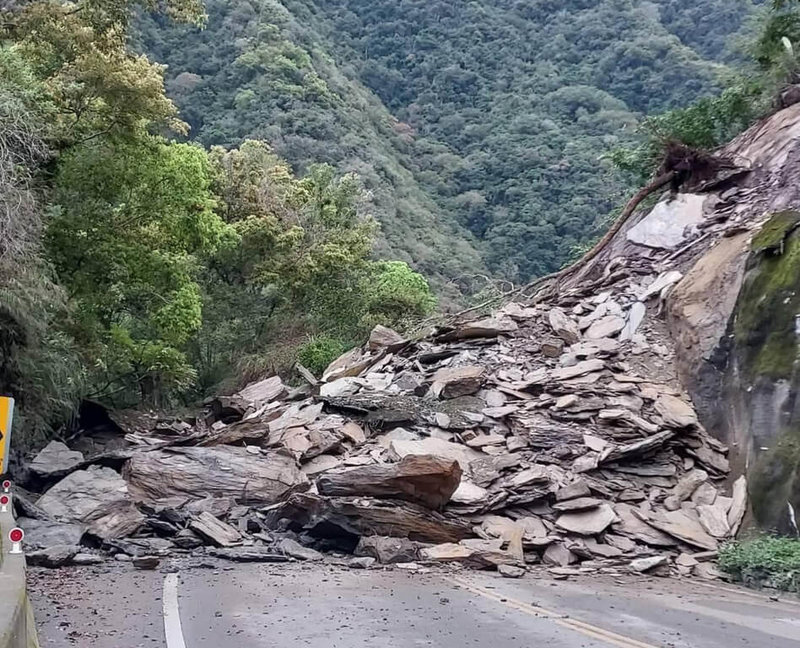 南橫公路東段坍方中斷 關山工務段拚先搶通1車道 生活 中央社 Cna 3541