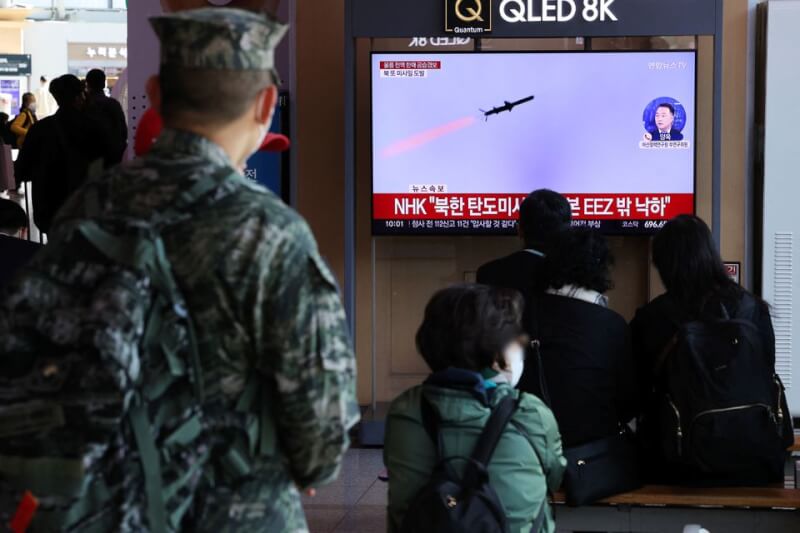北韓2日發射至少17枚飛彈，創同日發射最多飛彈紀錄。圖為首爾民眾觀看北韓發射飛彈的新聞。（路透社）