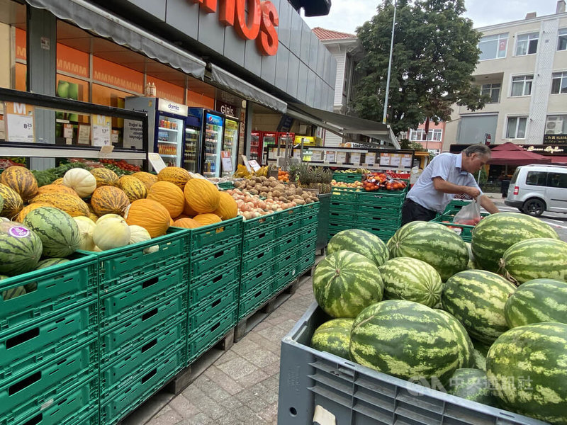 土耳其3日公布數據，通貨膨脹率因食品及能源價格飆升已連漲17個月，10月來到85.5%。圖為伊斯坦堡歐洲區一處超市外蔬果攤。中央社記者鍾佑貞伊斯坦堡攝 111年11月3日