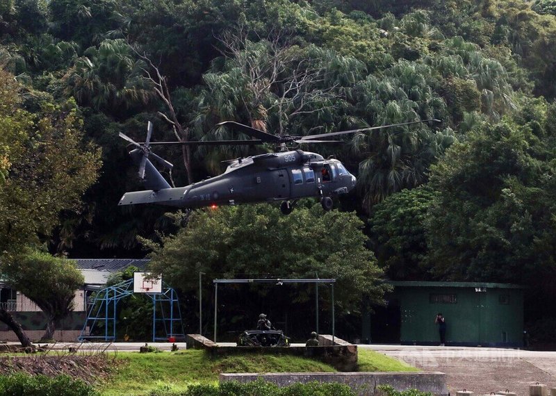 陸軍特戰指揮部3日首度實施直升機搭載特戰兵力快速增援淡水河口戰備演練，一架UH-60M黑鷹直升機沿淡水河道降落關指部營區。中央社記者游凱翔攝  111年11月3日