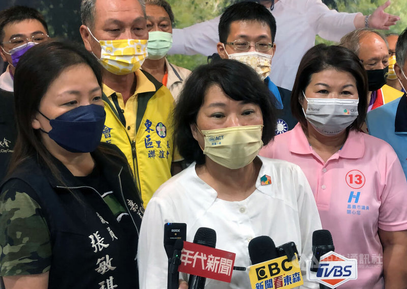 嘉義市長參選人黃紹聰因病過世，中選會3日決定重行選舉投票日為12月18日。爭取連任的嘉義市長黃敏惠（中）受訪表示，延期投票並不意外，但令人非常遺憾，過程所要付出的社會成本難以估算，也會影響18歲公民權修憲複決的投票率。中央社記者黃國芳攝 111年11月3日