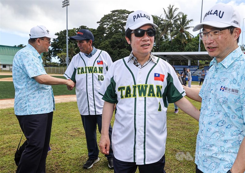 副總統賴清德（右2）出訪帛琉共和國，3日出席見證棒球物資捐贈儀式，與帛琉共和國總統惠恕仁（Surangel S. Whipps, Jr.）（左2）換上寫有「TAIWAN」的球衣。中央社記者鄭清元攝 111年11月3日