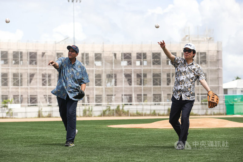 副總統賴清德（右）出訪帛琉共和國，3日出席見證棒球物資捐贈儀式，與帛琉共和國總統惠恕仁（Surangel S. Whipps, Jr.）（左）在場中戴起手套一起投球。中央社記者鄭清元攝 111年11月3日