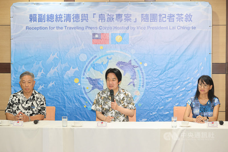 副總統賴清德(中)3日結束帛琉訪問3天2夜行程,中午與外交部政務次長田中光(左)、駐帛琉大使黎倩儀(右)一同和隨團媒體記者茶敘。中央社記者鄭清元攝 111年11月3日
