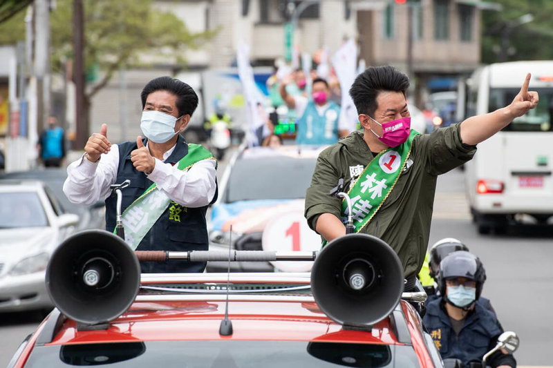 前立法委員陳柏惟（前右）3日現身新北市土城區，為民進黨新北市長參選人林佳龍助選，與立委吳琪銘（前左）在土城區以車隊掃街拜票。（林佳龍競選辦公室提供）中央社記者黃旭昇新北傳真    111年11月3日