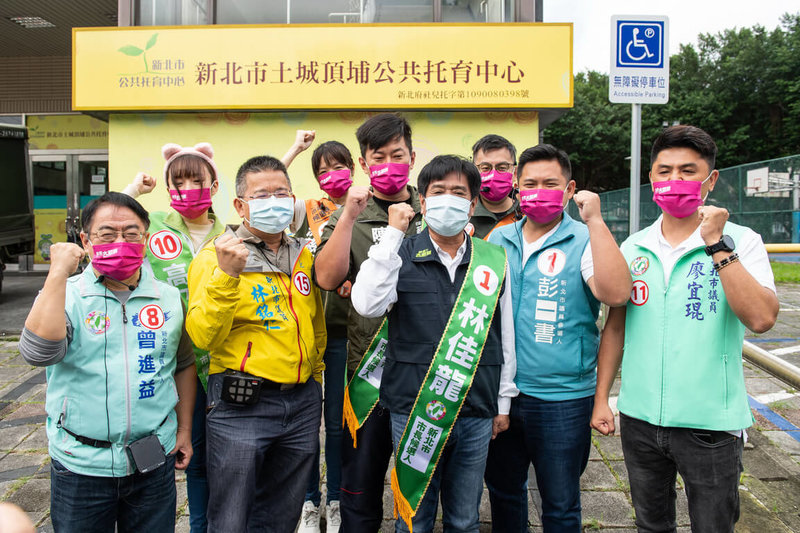 民進黨籍立法委員吳琪銘（前右3）3日與同黨新北市議員參選人一起在土城區掃街拜票，爭取民眾支持。（林佳龍競選辦公室提供）中央社記者黃旭昇新北市傳真  111年11月3日