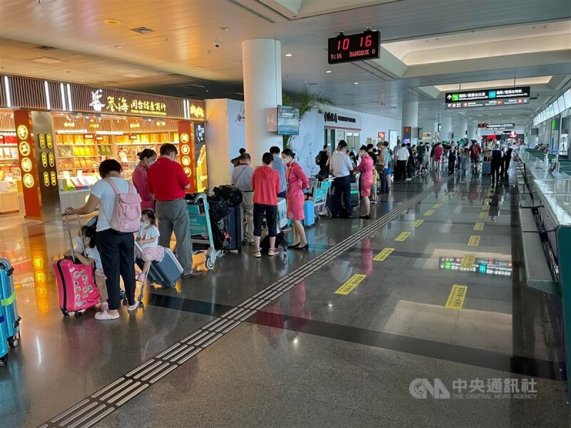 台灣九合一選舉將於26日投票，台商感嘆在航班少、機票貴等不利條件下，返台投票有難度。圖為8月廈門機場準備回台的排隊人潮。（中央社檔案照片）