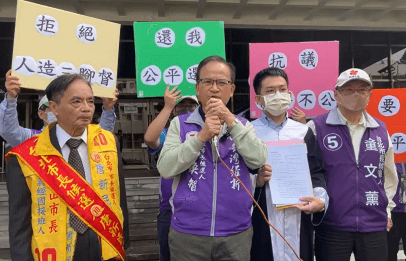 台北市長候選人蘇煥智（左2）、唐新民（左1）未獲邀參加電視辯論，3日控告三立與TVBS涉違反公職人員選罷法。（圖取自facebook.com/SuHuanChih）