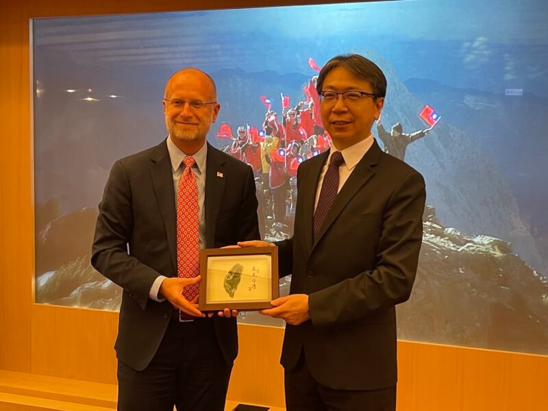 美國聯邦傳播委員會（FCC）委員卡爾（左）2日訪問台灣，與外交部政務次長蔡明彥（右）會面。（圖取自twitter.com/BrendanCarrFCC）