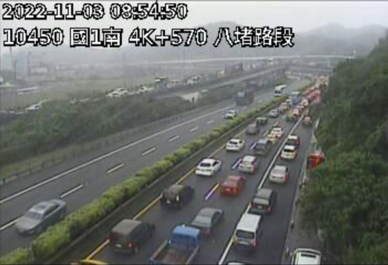 根據即時路況顯示,3日一早,國道1號南下八堵到大華系統壅塞。(圖取自1968即時路況網頁1968.freeway.gov.tw)