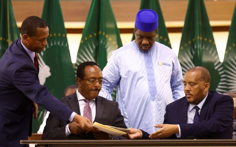 衣索比亞政府談判代表胡笙（左2）與泰格瑞省當局發言人芮達（右）2日簽署「永久停止敵對活動」協議。（路透社）