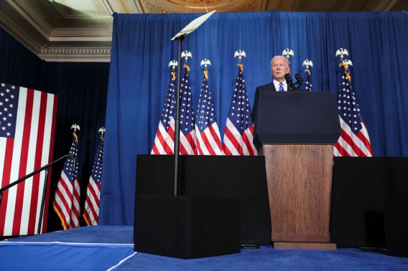 美國總統拜登2日發表演說，警告美國民主正遭受攻擊，還說部分共和黨候選人拒絕接受選舉結果，會讓美國走向混亂。（路透社）