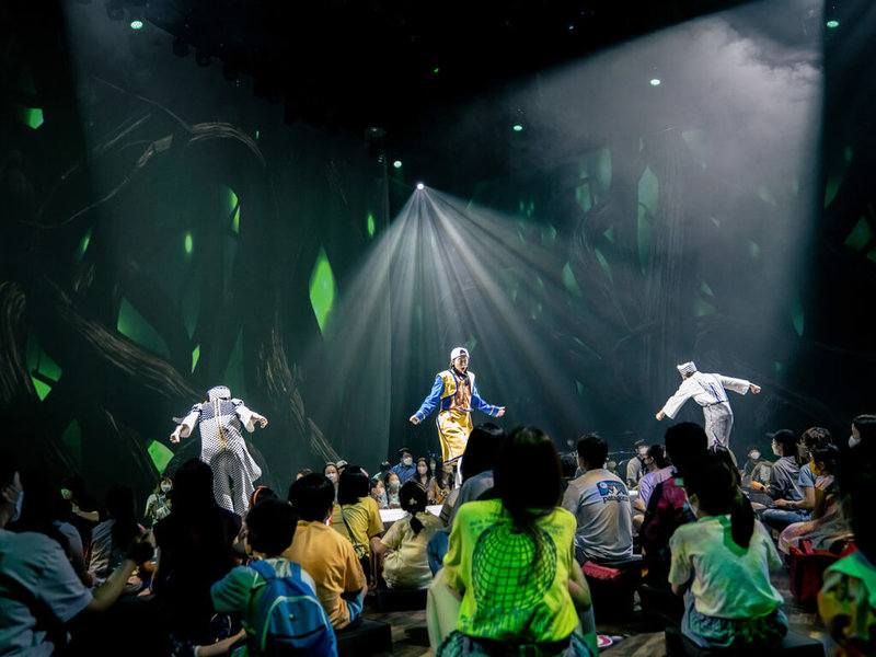 來自韓國的刷子劇團（BRUSH Theatre）4日在高雄衛武營推出沉浸式體驗劇場最新作品「追夢之旅」，打破觀眾席和舞台界線，啟發孩子想像力。（安徒生和莫札特的創意劇場提供）  中央社記者趙靜瑜傳真  111年11月4日