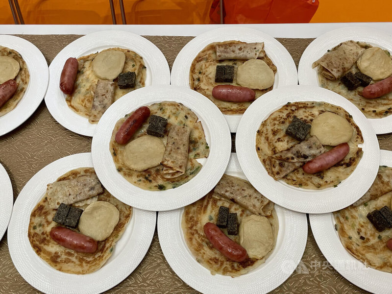 經濟部攜手外貿協會舉辦「台灣食品連環購」活動,4日在新加坡登場,提供多樣台式小吃供民眾體驗,包括香腸、蛋餅等。中央社記者侯姿瑩新加坡攝 111年11月4日