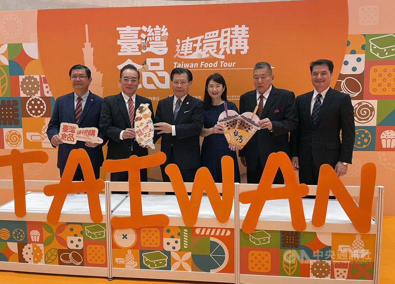 「台灣食品連環購」活動在新加坡登場,駐星代表梁國新(左3)、新加坡中華總商會商團與會員事務委員會主席陳睦發(左2)等人4日出席開幕式。中央社記者侯姿瑩新加坡攝 111年11月4日