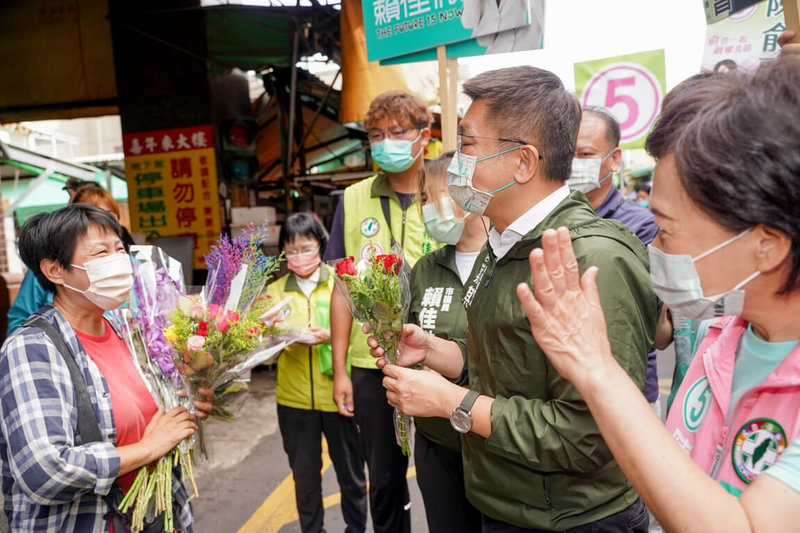 民進黨台中市長參選人蔡其昌（右2）4日持續在路口拜票，並接連前往南區與北區3個市場問候攤商，爭取支持。（蔡其昌競選總部提供）中央社記者蘇木春傳真  111年11月4日