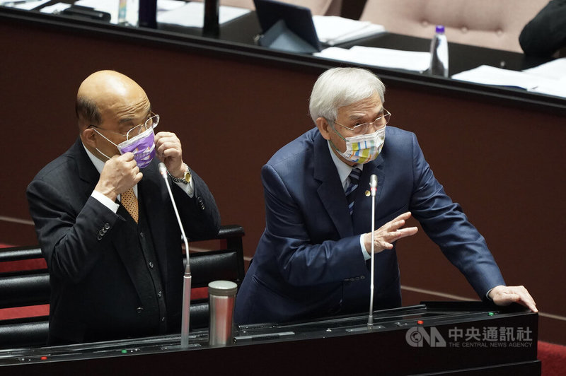 中央銀行總裁楊金龍（右）4日列席立院答詢時表示，台灣絕對沒有「荷蘭病」現象或徵兆。左為行政院長蘇貞昌。中央社記者徐肇昌攝  111年11月4日