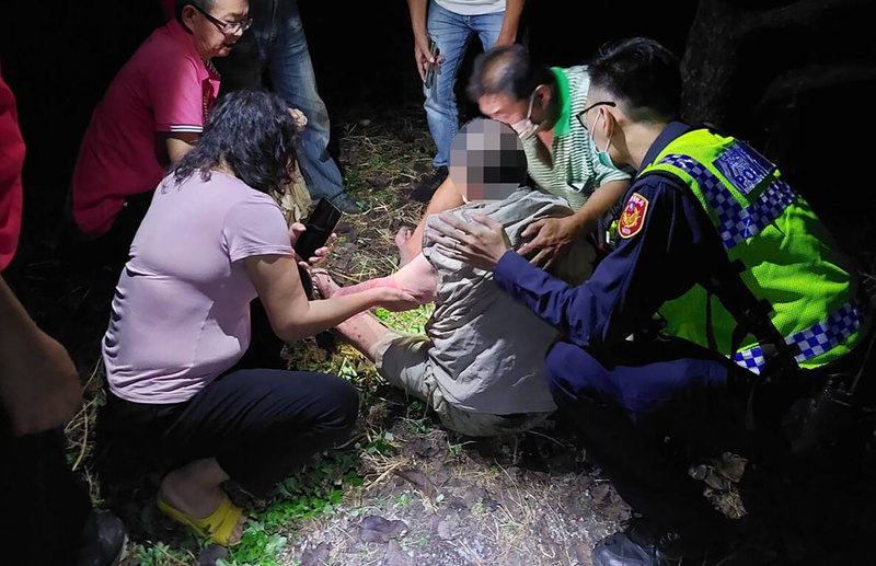 嘉義縣竹崎鄉沙坑村1名8旬失智老翁3日外出不知去向，竹崎警分局竹崎派出所、民間救難協會人員及村民合力徹夜搜尋，4日凌晨在溪床找到老翁。（警方提供）中央社記者蔡智明傳真  111年11月4日