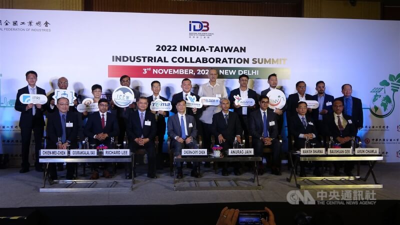 經濟部次長陳正祺（前左4）3日在印度首都德里出席第6 屆台印度產業高峰論壇開幕典禮，與台印度3項合作備忘錄的簽署方代表們合影。中央社記者林行健新德里攝 111年11月3日