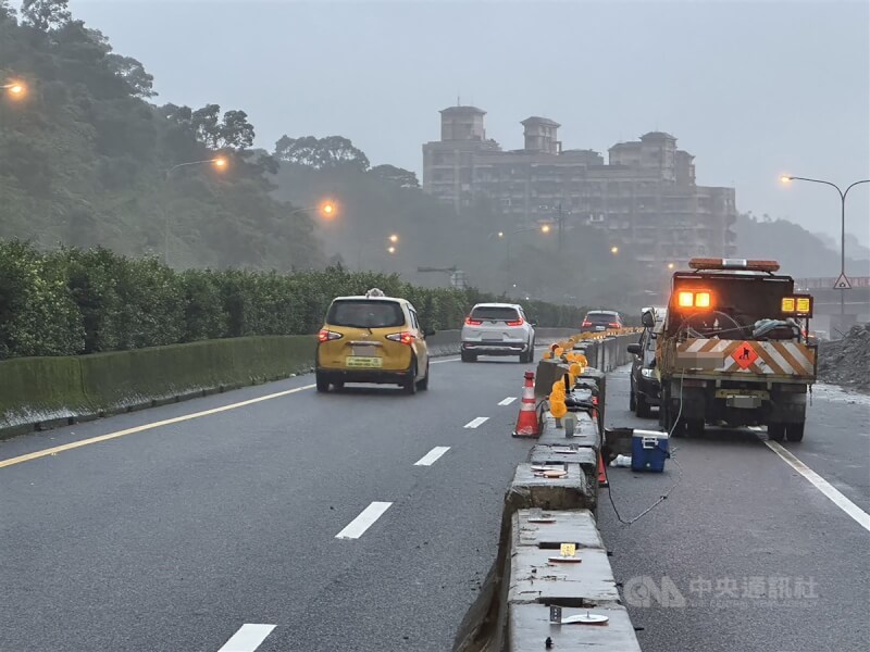 國道1號南向汐止交流道邊坡土石2度坍方，五堵至汐止主線封閉，4日上午6時內線車道開放通行。中央社記者王朝鈺攝 111年11月4日