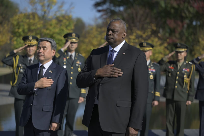 美國國防部長奧斯汀（前右）3日與南韓國防部長李鐘燮（前左）舉行安全協商會議。（圖取自twitter.com/SecDef）