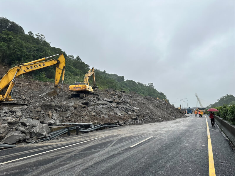 國道1號汐止段邊坡滑落，交通部高速公路局4日說，已於上午6時15分開放南向內側車道通行。（圖取自facebook.com/HighwayPoliceBureau）