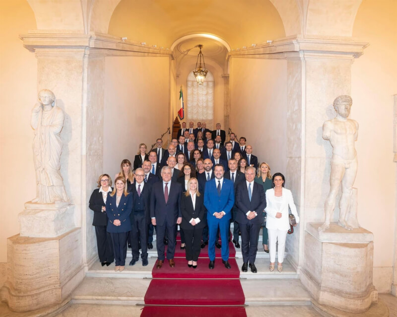 圖為義大利總理梅洛尼（前右4）2日與內閣成員合照。（圖取自twitter.com/GiorgiaMelon）