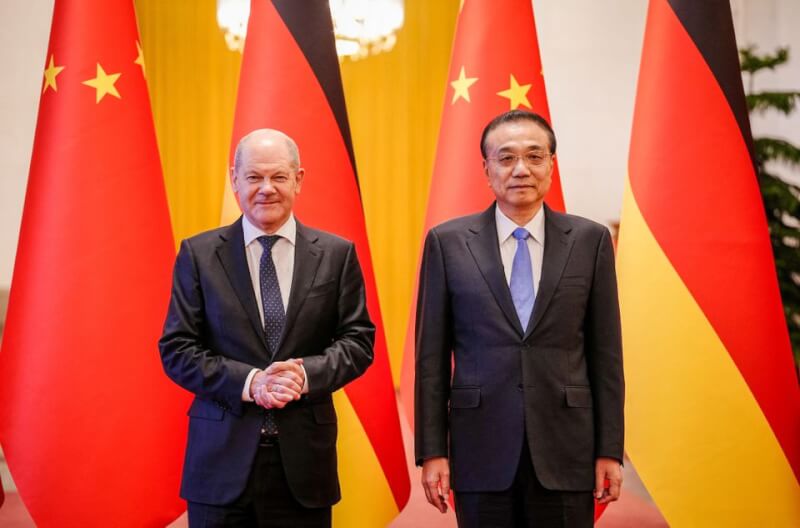 德國總理蕭茲（左）4日在北京會晤中國國務院總理李克強（右）。（Kay Nietfeld/Pool via 路透社）