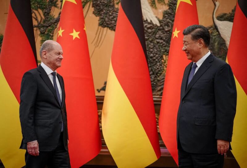 德國總理蕭茲（左）4日會見中國國家主席習近平（右）。（路透社）