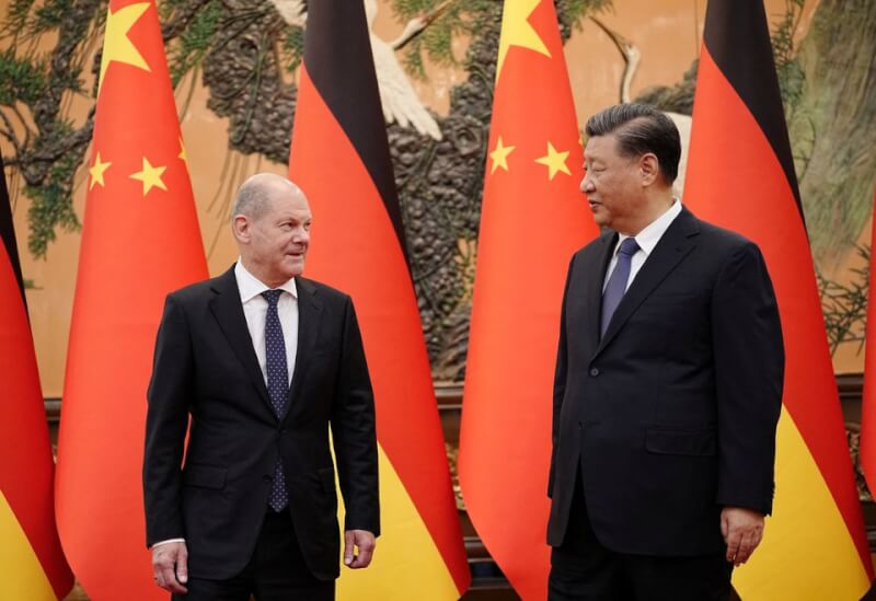 德國總理蕭茲（左）4日訪北京與中國國家主席習近平（右）會面，盼兩國進一步經濟合作。（路透社）