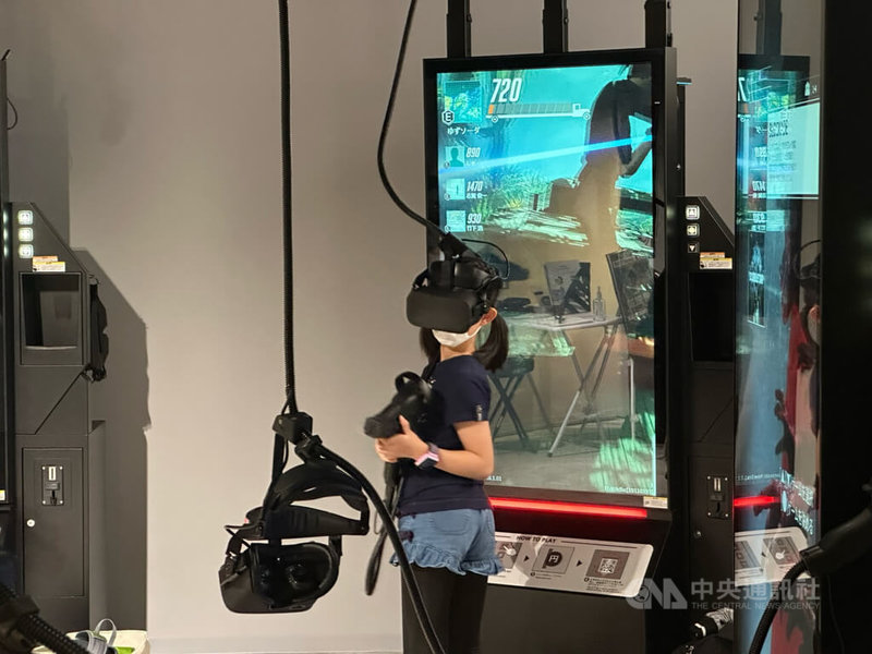 日本最大虛擬實境（VR）電競樂園RED° TOKYO TOWER位於東京鐵塔商場，各項設備都有適用年齡說明，也有小學生可遊玩的射擊遊戲。中央社記者吳家豪東京攝 111年11月5日