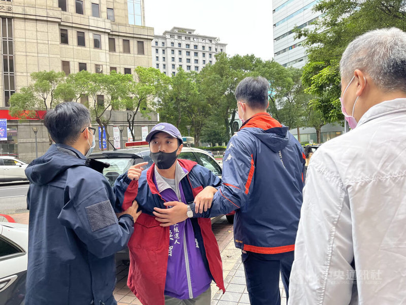2022台北市長選舉電視辯論會5日下午登場，一名身穿台灣維新黨參選人蘇煥智競選背心的男子（左2），在辯論會開始前一度衝上講台欲發言，但立刻被在場員警架離。中央社記者林長順攝  111年11月5日
