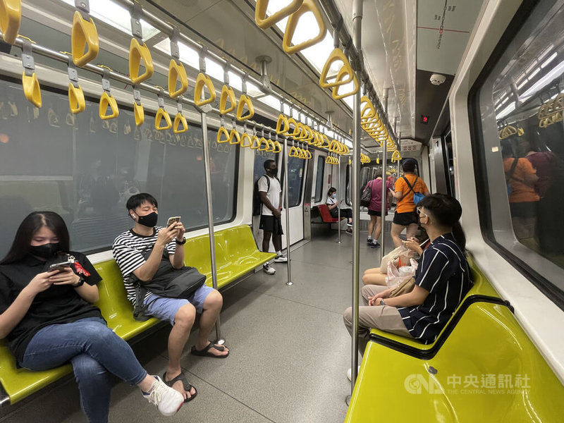 新加坡武吉班让轻轨（Bukit Panjang LRT）列车穿梭于住宅区，为保护居民隐私，车上窗户有特殊设计，当列车进入住宅区时，窗户会自动「变色」。中央社记者侯姿莹新加坡摄 111年11月5日