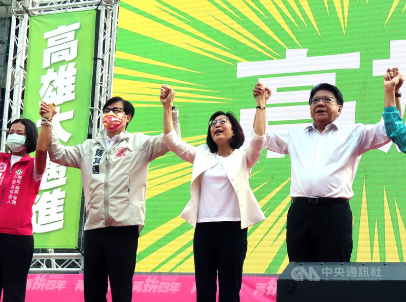 九合一選舉進入倒數階段，民進黨高雄市議員參選人康裕成（右2）5日舉辦競選總部成立大會，屏東縣長潘孟安（右）、高雄市長陳其邁（左2）現身站台。中央社記者曾以寧攝  111年11月5日