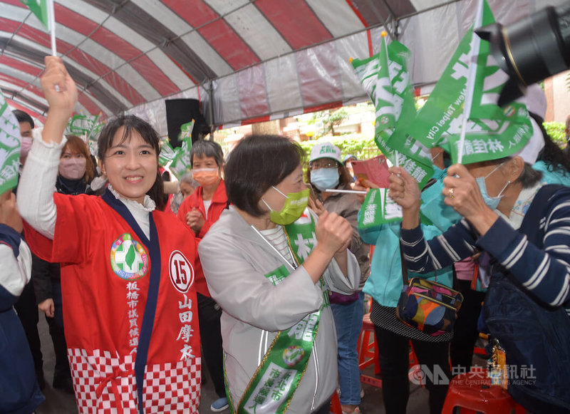 民進黨新北市長參選人林佳龍的妻子廖婉如（前中）5日到板橋區，為同黨市議員參選人山田摩衣（前左）助講站台，進場時受到民眾熱烈歡迎。中央社記者黃旭昇新北市攝  111年11月5日