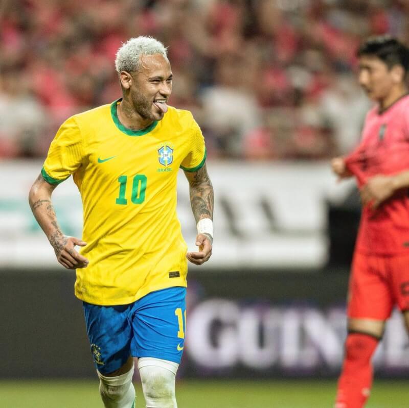 巴西明星球員內馬爾（左）叱吒足壇逾10年，這次世足賽自認狀態「好到不行」，要讓巴西再返巔峰。（圖取自instagram.com/neymarjr）
