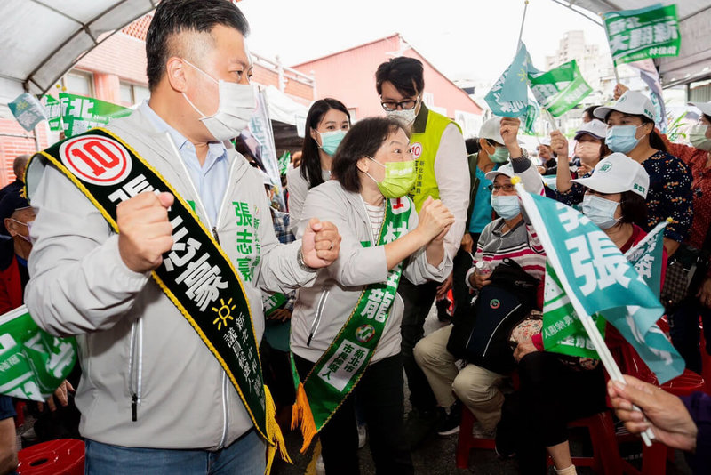 民進黨新北市長參選人林佳龍的妻子廖婉如（前左2）代確診夫勤跑選舉行程，5日到中和區為同黨議員參選人張志豪（前左）助選時受到民眾熱情歡迎，她也稱讚張志豪是優秀人才，盼選民助他順利連任。（林佳龍競選辦公室提供）中央社記者黃旭昇新北市傳真  111年11月5日