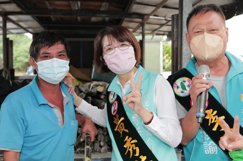 民進黨彰化縣長參選人黃秀芳（中）5日前往埤頭鄉掃街拜票，並出席芳苑鄉長參選人洪松林競選總部成立大會。（黃秀芳團隊提供）中央社記者蕭博陽彰化縣傳真  111年11月5日