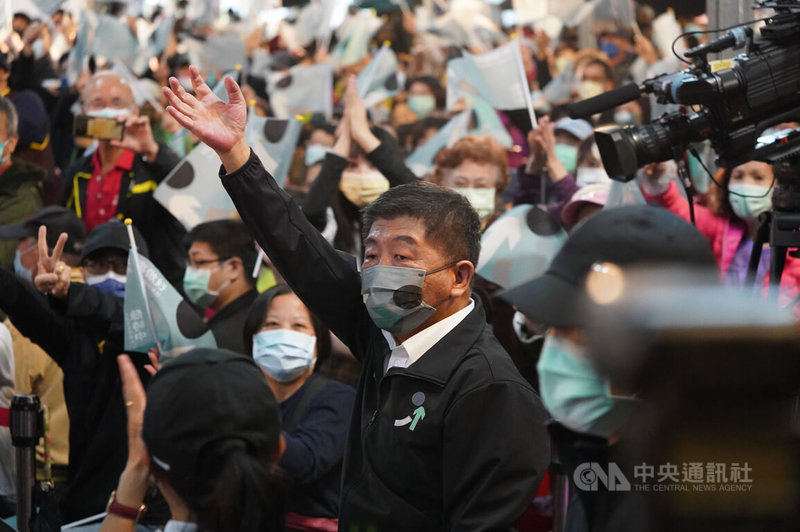 民進黨台北市長參選人陳時中（前中）5日晚間在台北松山慈祐宮舉辦廟口開講活動，進場時受到現場支持者熱情歡呼迎接。中央社記者徐肇昌攝  111年11月5日