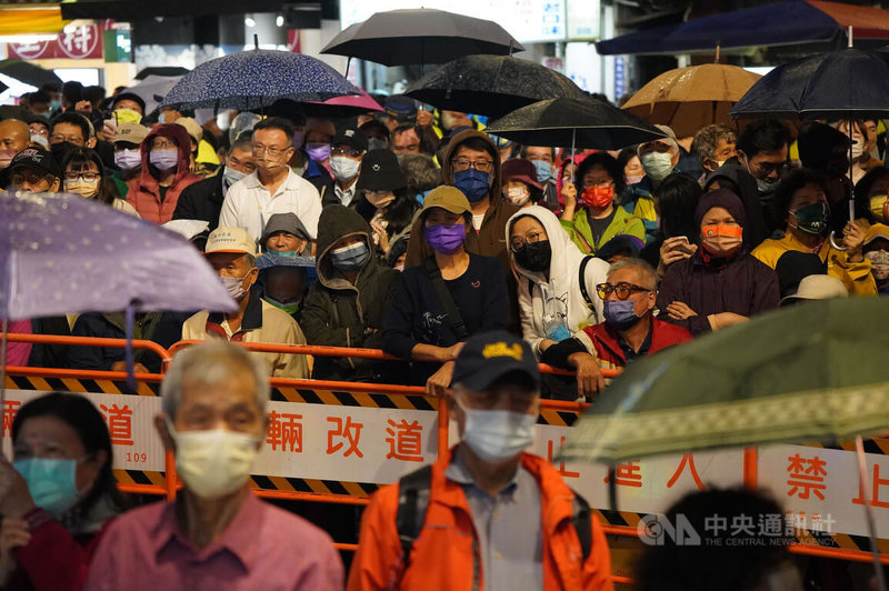 民進黨台北市長參選人陳時中5日晚間在台北松山慈祐宮舉辦廟口開講，向選民說明執政理念願景，吸引許多支持者冒雨相挺。中央社記者徐肇昌攝 111年11月5日