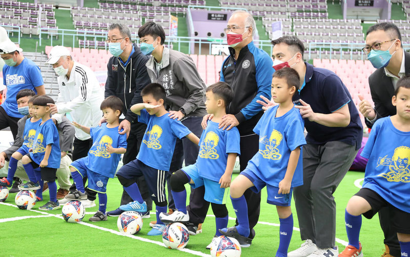 111年國民小學迷你足球賽北區挑戰賽5日在桃園巨蛋登場，現場除有用充氣墊打造的迷你足球場，還有VR遊戲體驗、迷你籃球、網球、桌球、田徑、高爾夫、舉重場的「小奧運親子運動會」。（桃園市政府體育局提供）中央社記者龍柏安傳真  111年11月5日