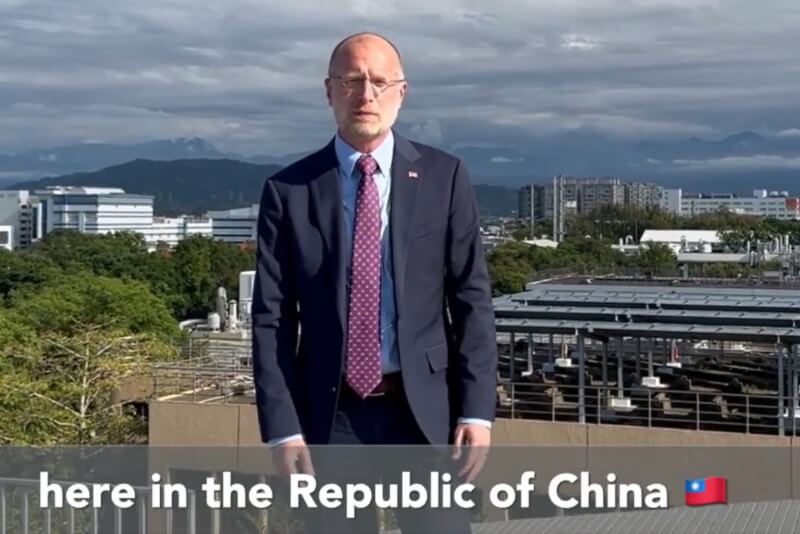 美國聯邦傳播委員會委員卡爾5日貼出訪台影片，特別放上中華民國國旗圖示。（圖取自twitter.com/BrendanCarrFCC）