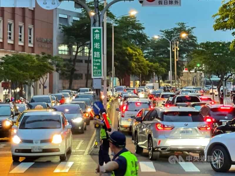 台北市長選舉電視辯論會5日登場，國民黨蔣萬安提及內湖交通問題，無黨籍黃珊珊說，遷松機是長期規劃，並指當時藍綠議員都不支持文湖線地下化也是原因。圖為內湖科技園區周邊下班車潮。（中央社檔案照片）